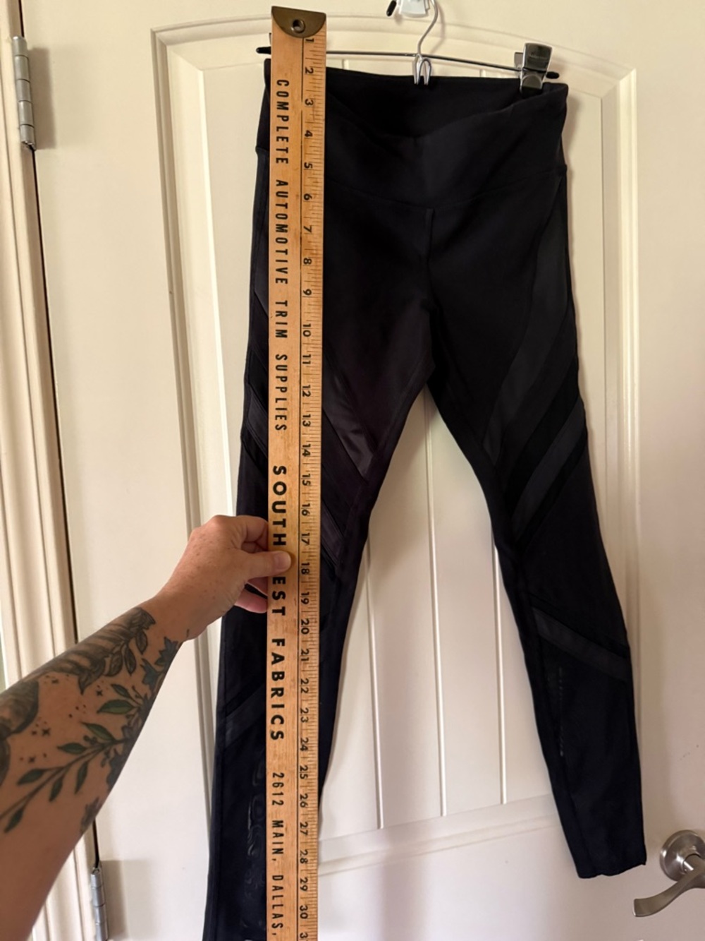 ALO Black Athletic leggings with beautiful detailing - Picture 5 of 9